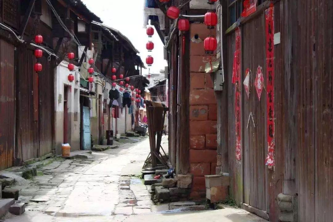湖北一群大爷大妈进超市避暑脱鞋躺货架，超市该如何应对这种情况？游戏画面